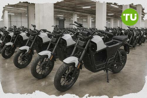 Kejagung limpahkan 5 tersangka korupsi pengadaan motor listrik MBG di Jakarta