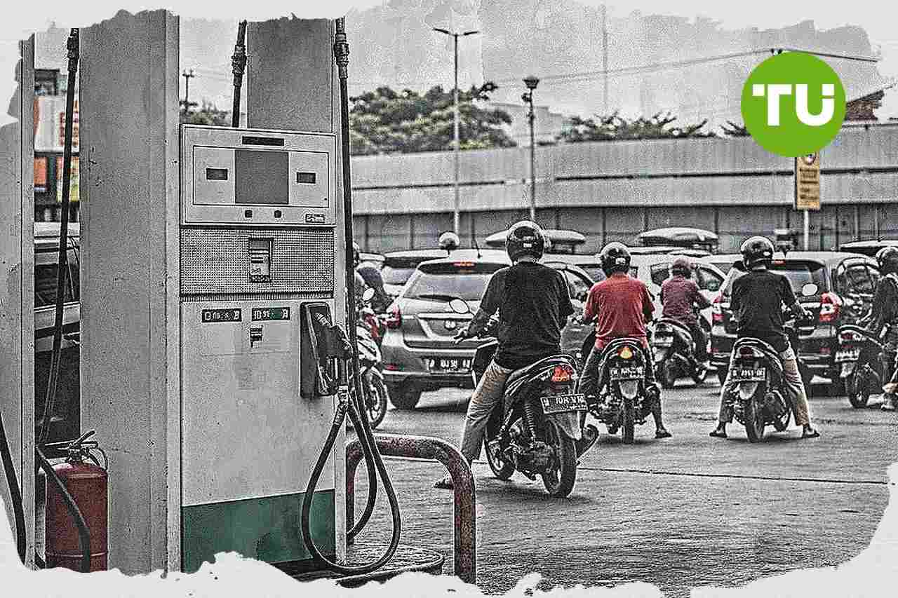 Pertamina menaikkan harga BBM nonsubsidi di Indonesia mulai 4 Mei