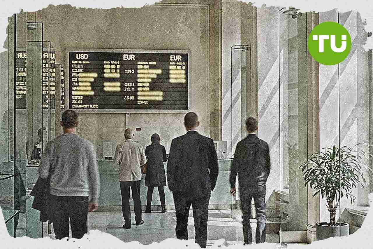 A forint közelíti az 300 alatti dollárszintet, négyéves csúcson az euróval szemben