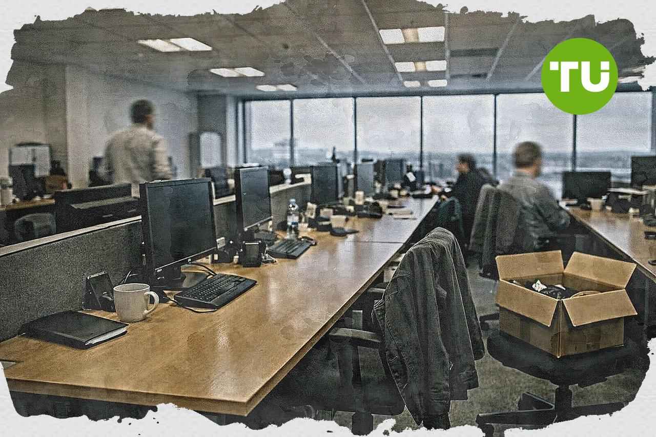 UK services sector contracts as Iran war drives costs higher