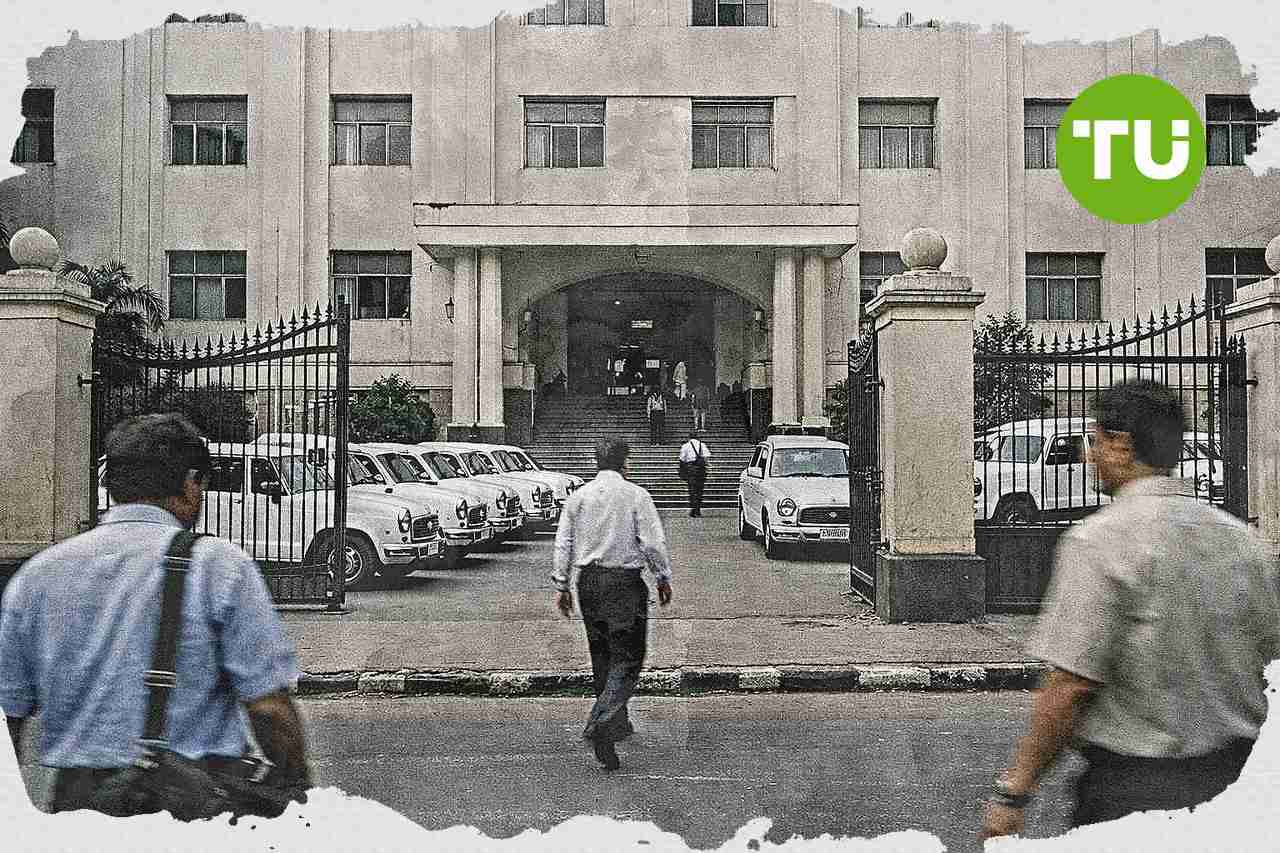 पश्चिम बंगाल में वित्तीय पुनरुद्धार की चुनौती के बीच स्वपन दासगुप्ता ने वित्त मंत्री पद संभाला