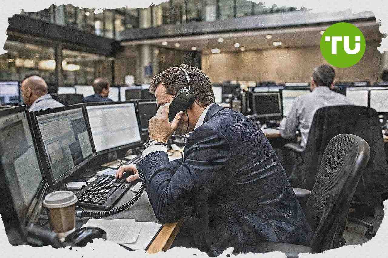 FTSE 100 climbs as banks and industrials gain on lower oil prices