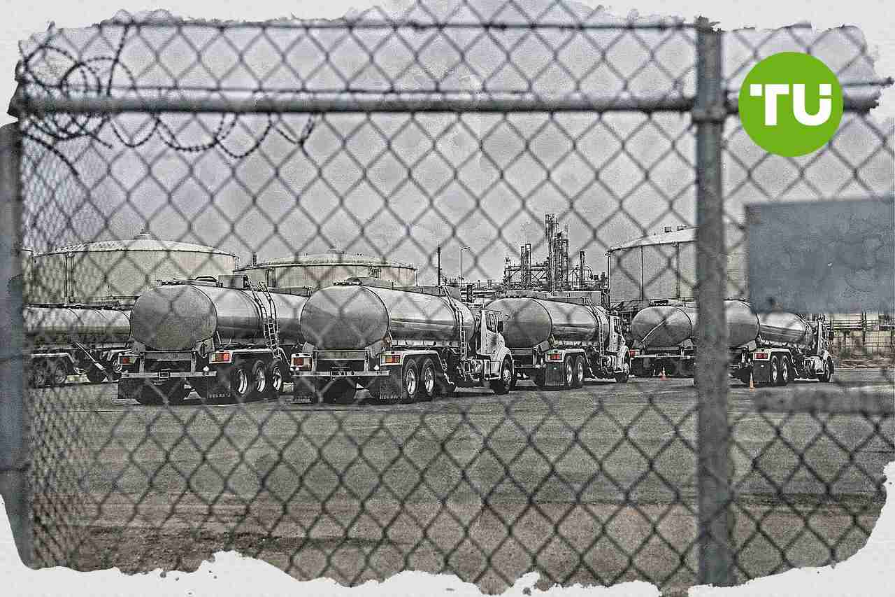 U.S. senators urge Trump administration to end Russia sanctions relief