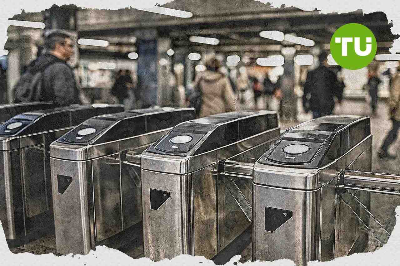 PASOK intensifica su crítica al Gobierno por transporte gratuito y ayudas a jóvenes
