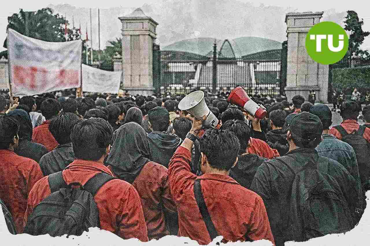 Mahasiswa padati DPR, desak evaluasi harga Pertamax di Jakarta