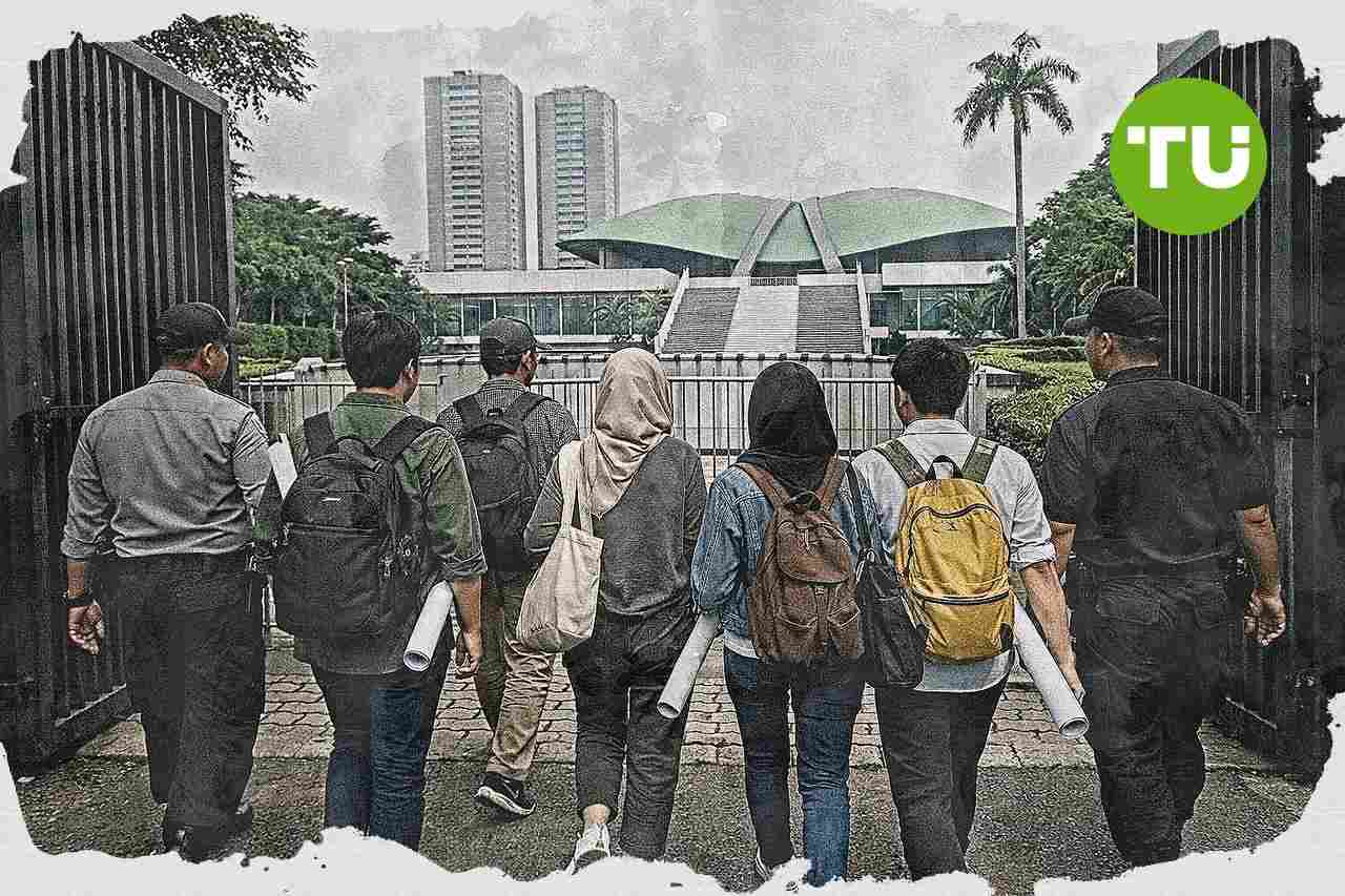Mahasiswa tolak kendaraan pamdal DPR saat aksi di Jakarta