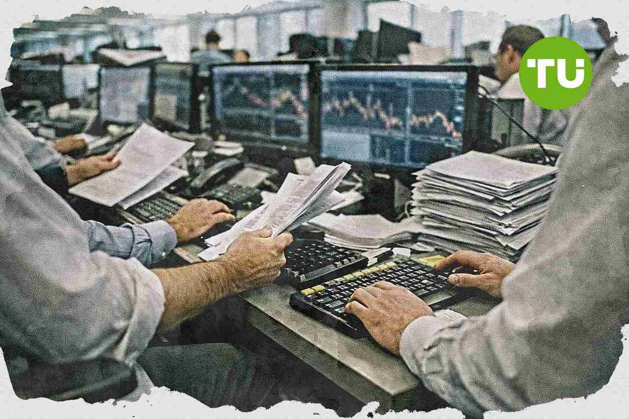 Pound eases as UK leadership uncertainty weighs on sterling and gilts