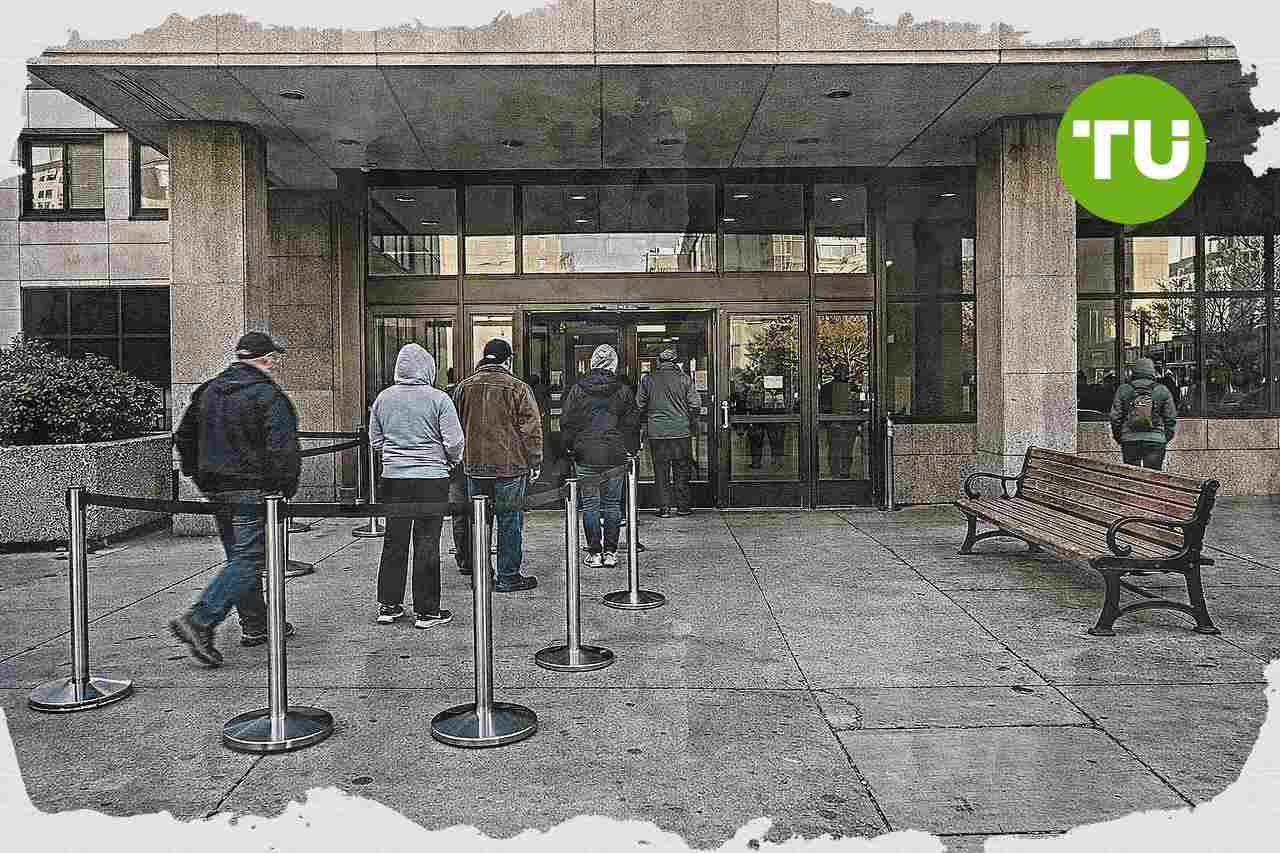 U.S. jobless claims fall as initial applications drop to 215,000