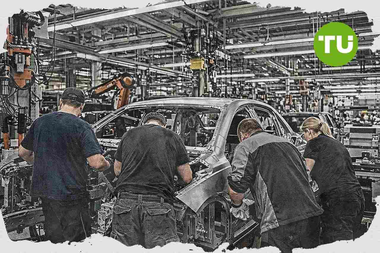 Mercedes verschiebt Sonderzahlung und prüft längere Arbeitszeit in Deutschland
