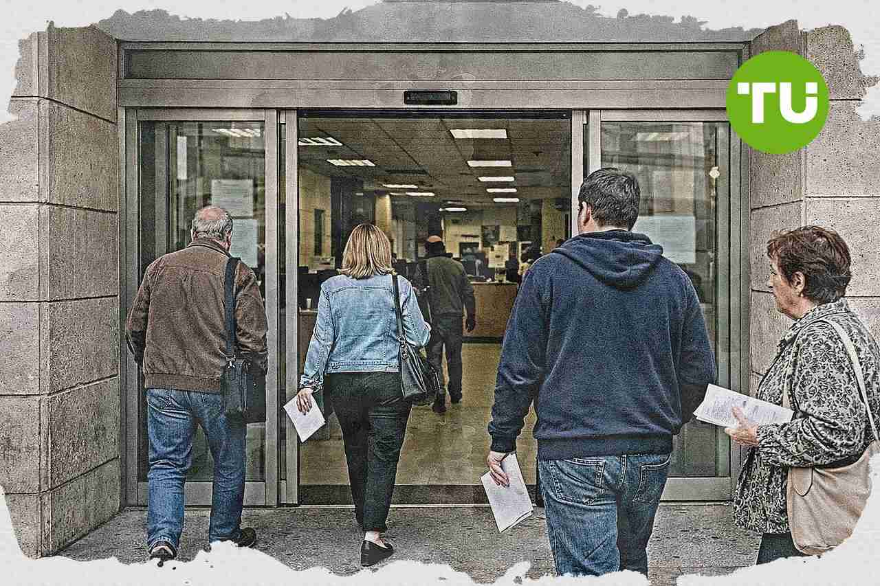 España reduce el paro registrado por debajo de 2,3 millones y eleva la contratación indefinida