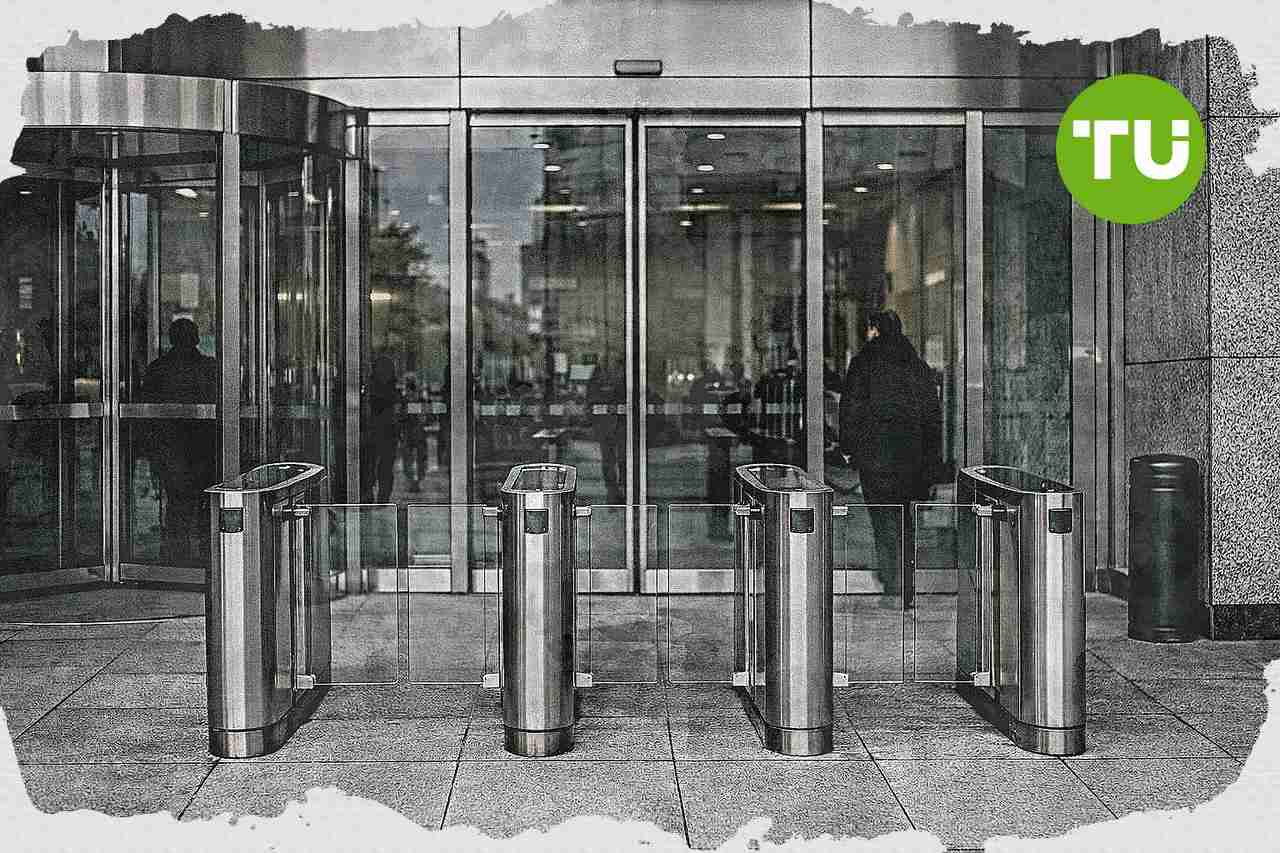 מנורה מבטחים ניצבת מול לחץ שוק ומשפטי בעקבות הקפאת חשבונות בפרשת ההסתדרות