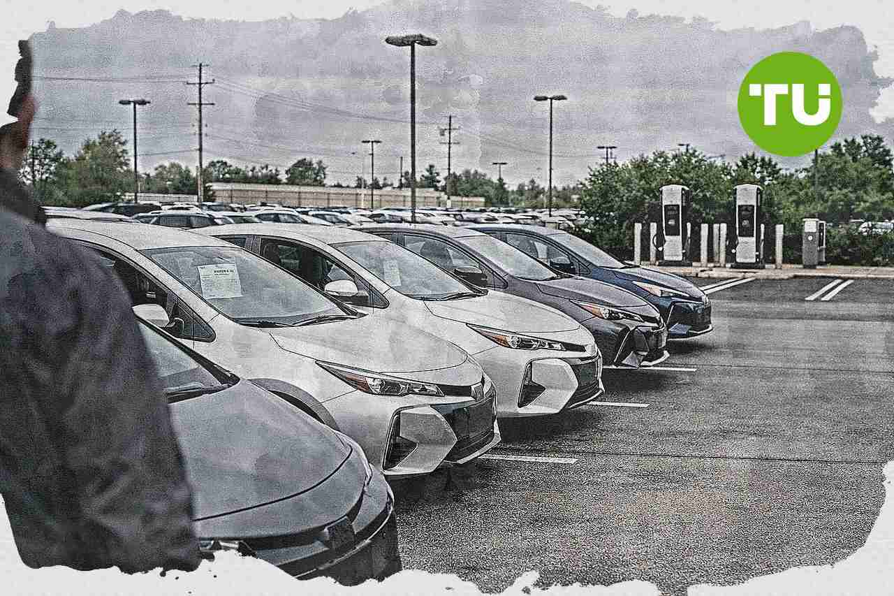 U.S. auto market shifts toward hybrids as EV demand weakens