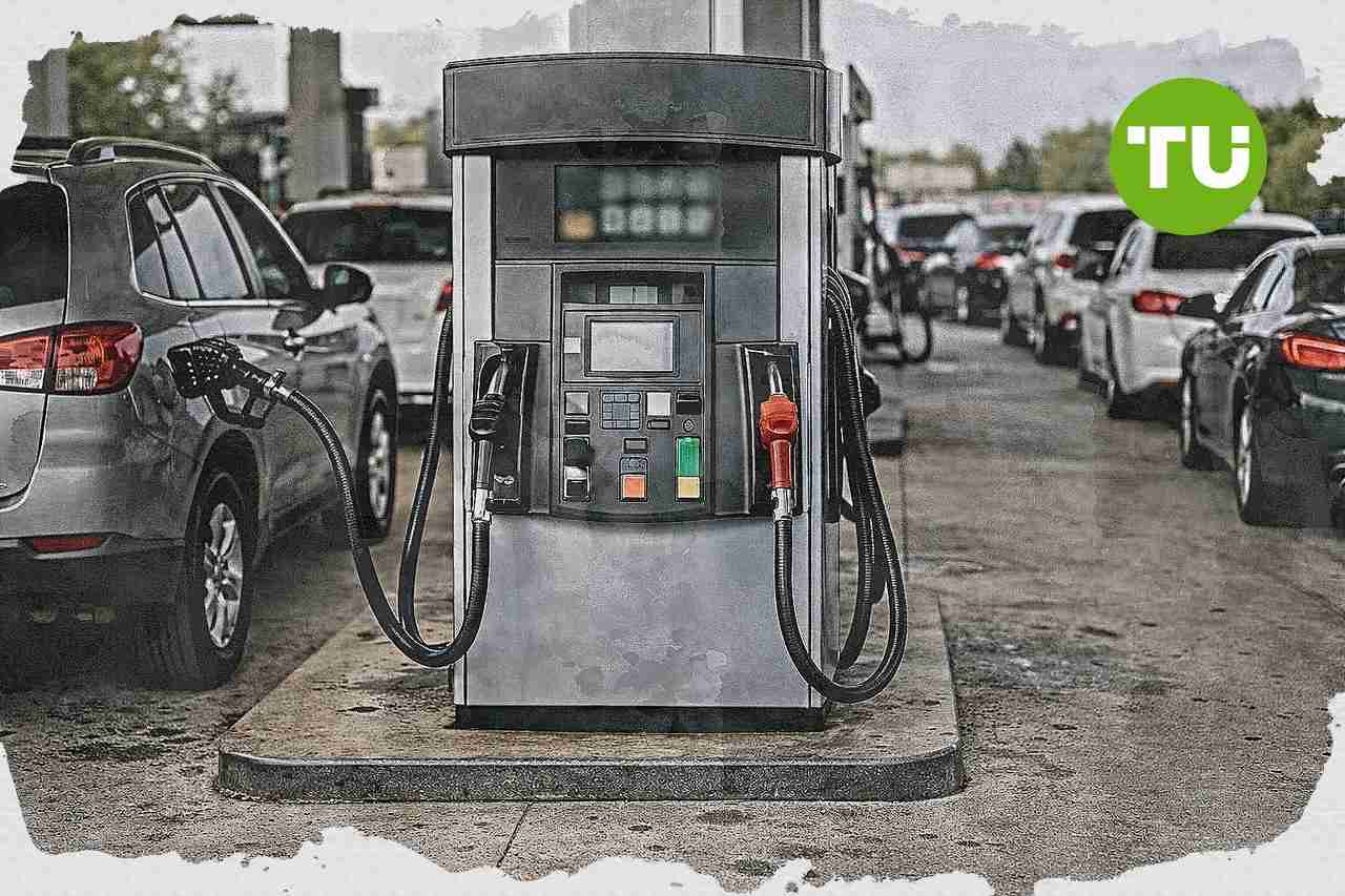 U.S. gasoline prices top $4 a gallon as Middle East fighting lifts fuel costs