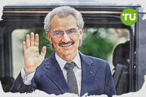 يحتفل الأمير الوليد بن طلال بتتويج الهلال بأول كأس ملك بعد استحواذه على ٧٠٪ من النادي