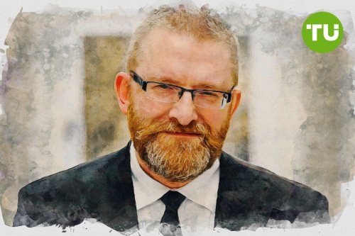 Grzegorz Braun krytykuje wysokie koszty energii, wskazując na obciążenia klimatyczne i geopolityczne