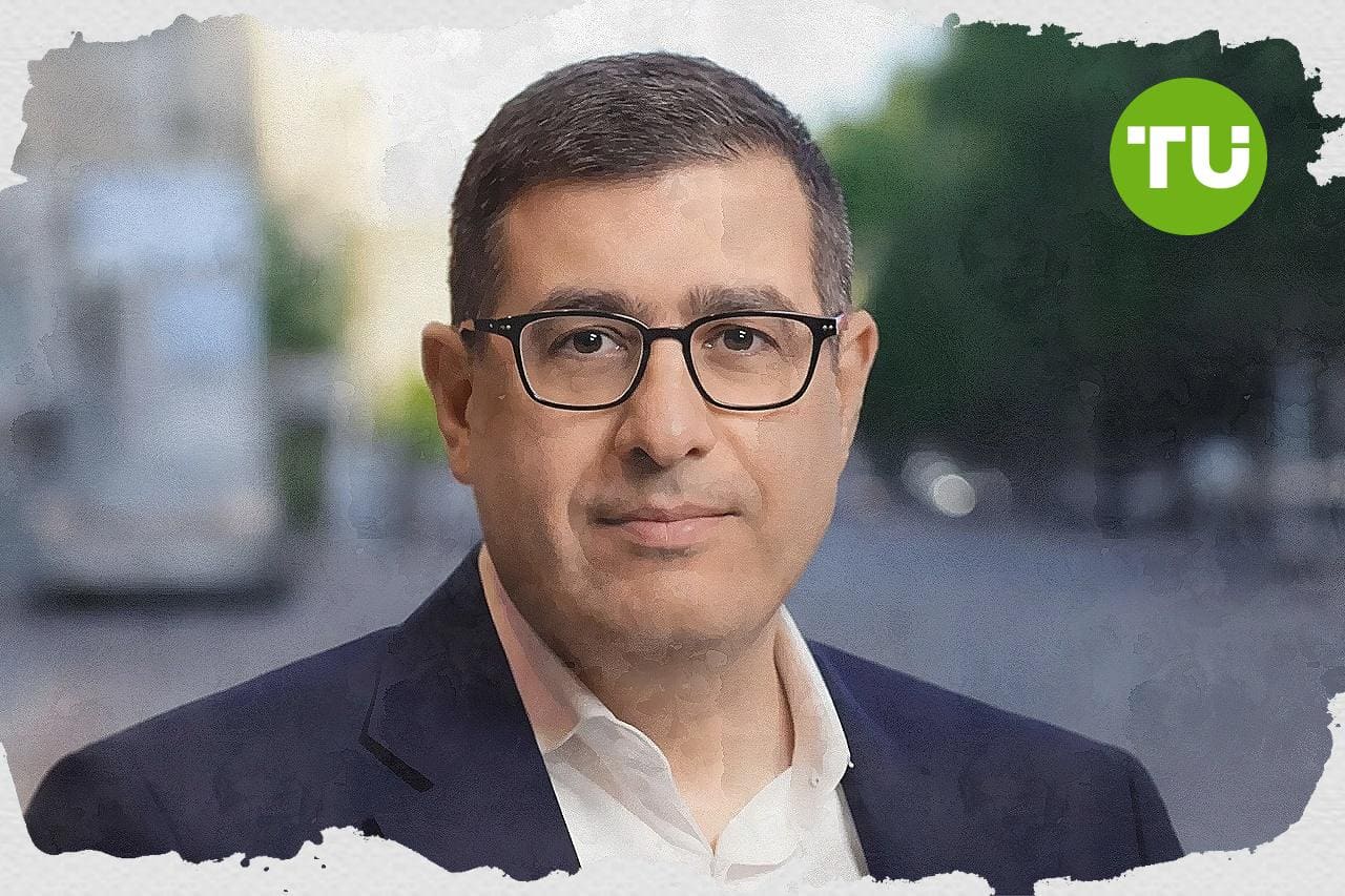 Futures indicate supply improvement while physical prices remain high, Javier Blas notes