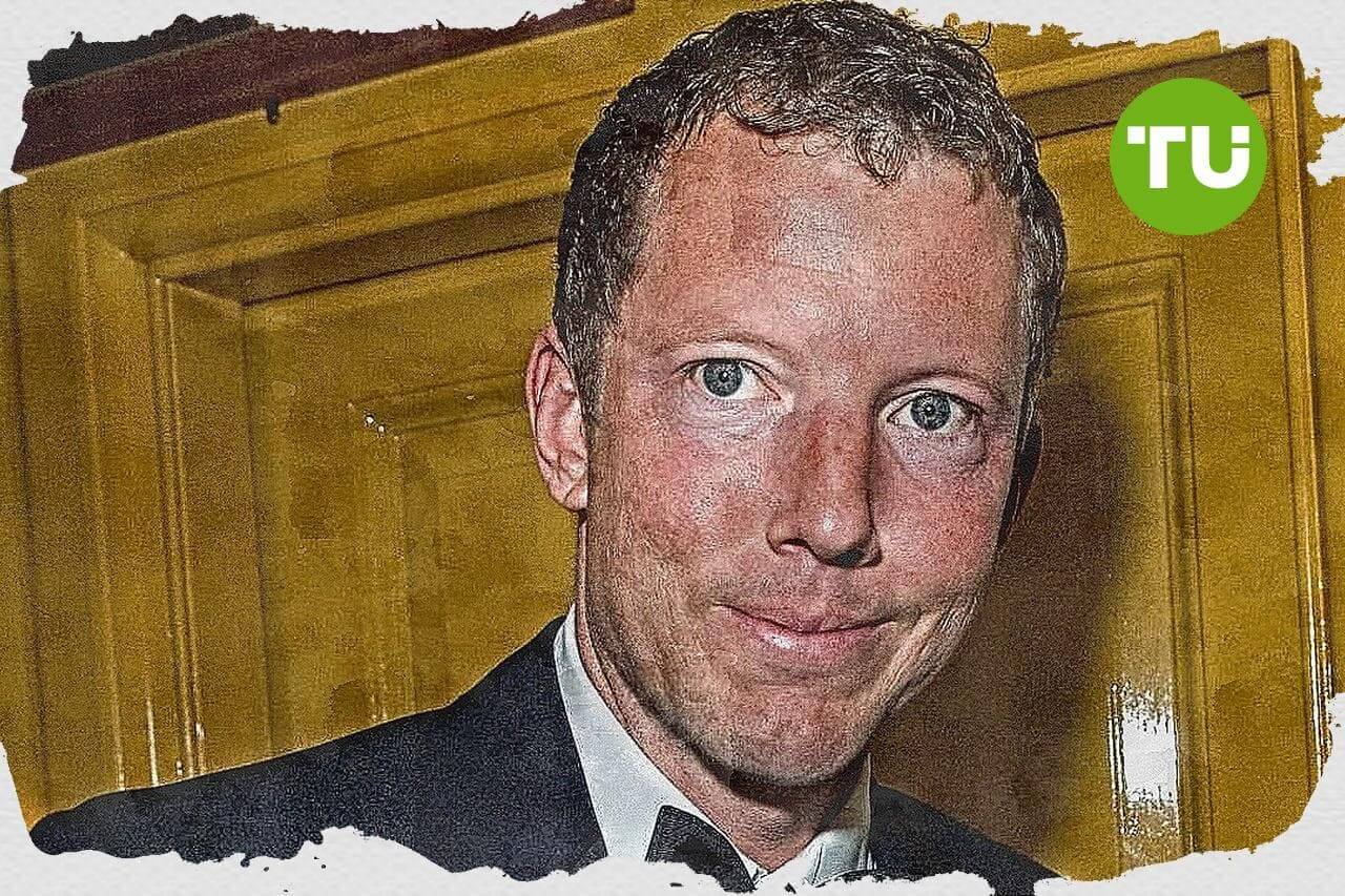 Nat Rothschild acknowledges Jon Boaden and Volex head office team