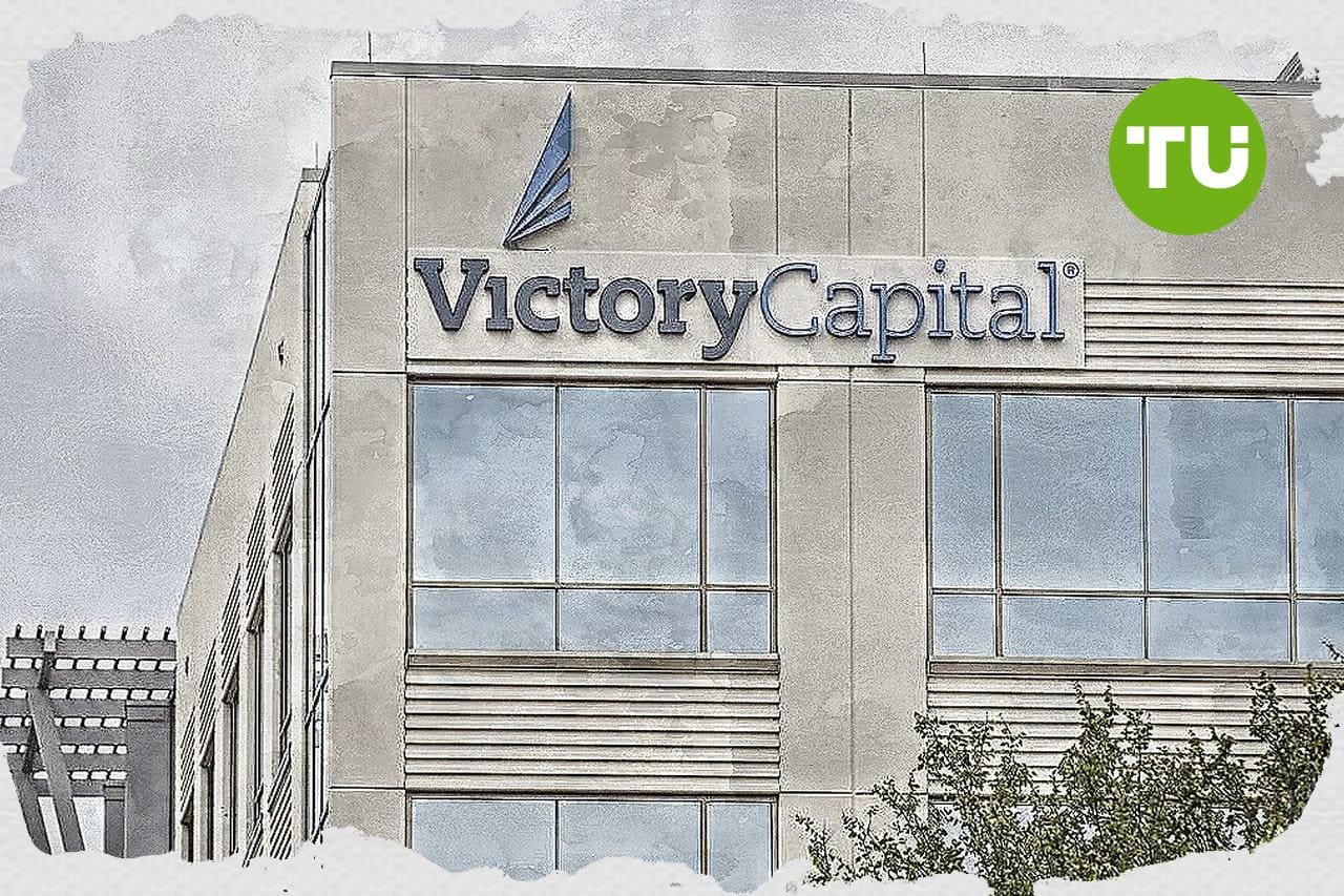 Victory Capital stock edges higher with bullish momentum as price consolidates near highs